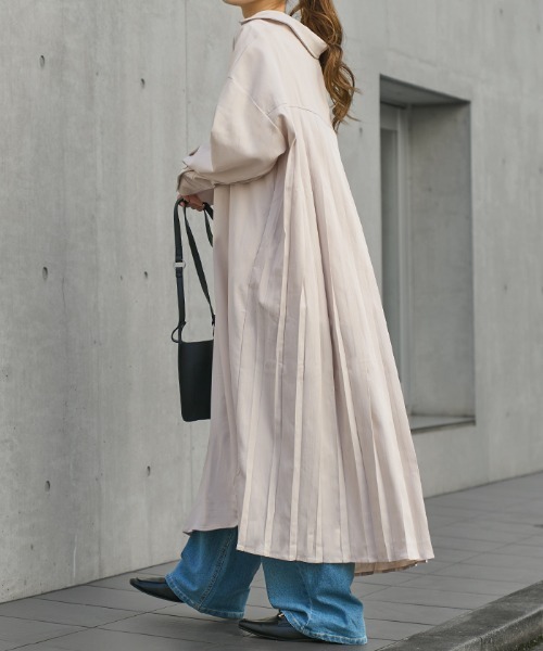 HUG.U（ハグユー）の「洗練バックプリーツワンピ（ワンピース・レディース・ダークグレー/サンドベージュ/ホワイト/ブラック/オリーブ/アイボリー・FREE）」の2枚目の写真