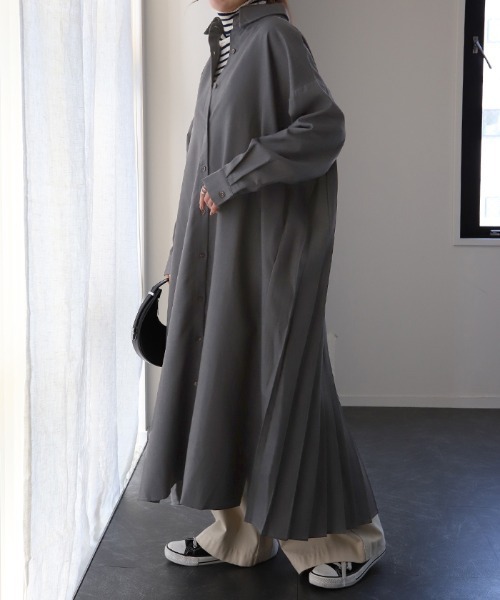 HUG.U（ハグユー）の「洗練バックプリーツワンピ（ワンピース・レディース・ダークグレー/サンドベージュ/ホワイト/ブラック/オリーブ/アイボリー・FREE）」の4枚目の写真