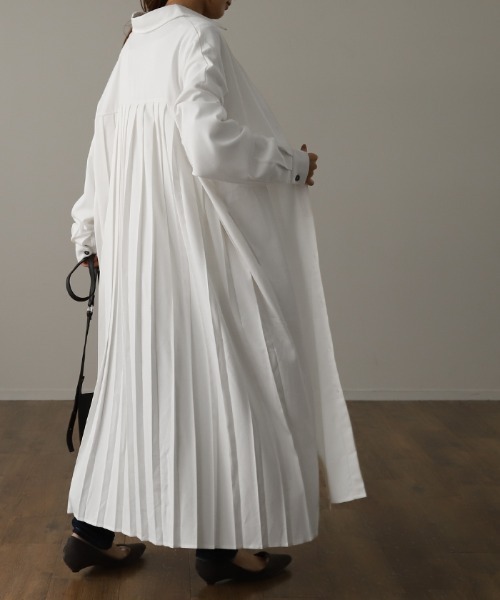 HUG.U（ハグユー）の「洗練バックプリーツワンピ（ワンピース・レディース・ダークグレー/サンドベージュ/ホワイト/ブラック/オリーブ/アイボリー・FREE）」の13枚目の写真