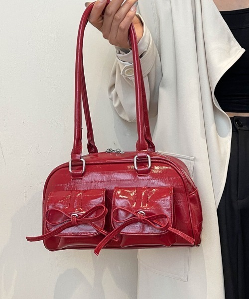 lilful(リルフル)の「PUレザーリボンワンショルダーボストンバッグ(ショルダーバッグ・レディース・シルバー/ブラック/レッド・F)」の1枚目の写真