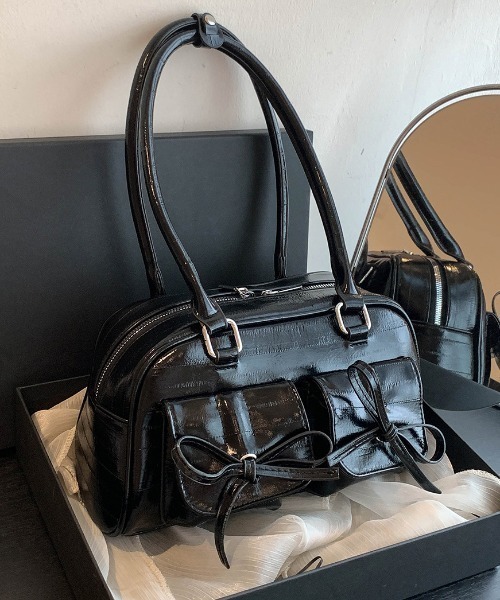 lilful(リルフル)の「PUレザーリボンワンショルダーボストンバッグ(ショルダーバッグ・レディース・シルバー/ブラック/レッド・F)」の10枚目の写真