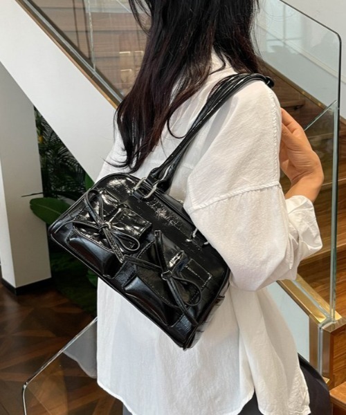 lilful(リルフル)の「PUレザーリボンワンショルダーボストンバッグ(ショルダーバッグ・レディース・シルバー/ブラック/レッド・F)」の4枚目の写真
