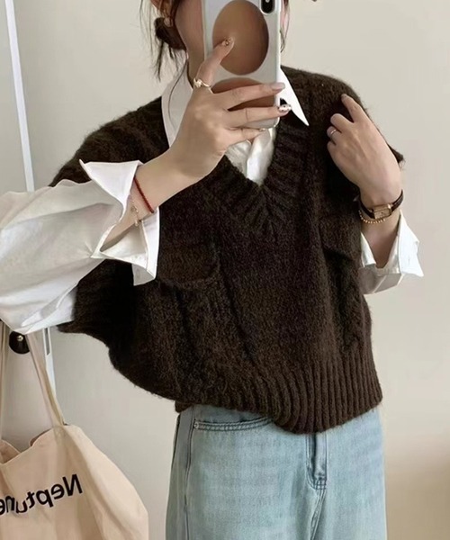 Chick(チック)の「V-neck Sleeveless Knit / Vネック ケーブル編みデザイン ショート丈ニットベスト(ベスト・レディース・ブラック/グレー/ブラウン/ホワイト・FREE)」の4枚目の写真