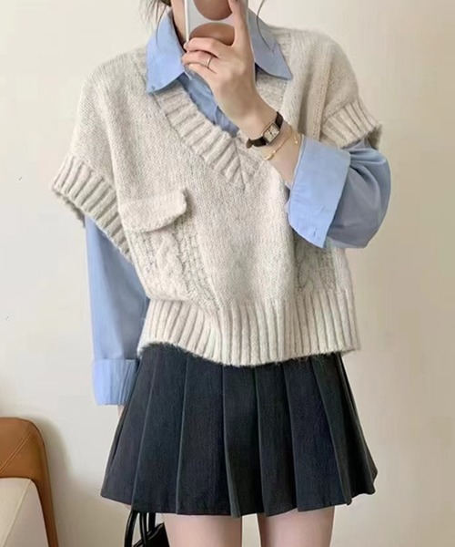 Chick(チック)の「V-neck Sleeveless Knit / Vネック ケーブル編みデザイン ショート丈ニットベスト(ベスト・レディース・ブラック/グレー/ブラウン/ホワイト・FREE)」の2枚目の写真