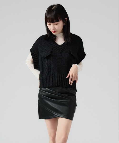Chick(チック)の「V-neck Sleeveless Knit / Vネック ケーブル編みデザイン ショート丈ニットベスト(ベスト・レディース・ブラック/グレー/ブラウン/ホワイト・FREE)」の3枚目の写真