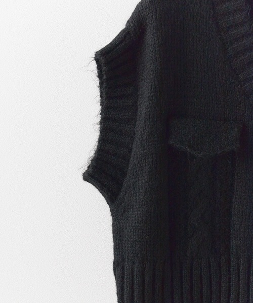 Chick(チック)の「V-neck Sleeveless Knit / Vネック ケーブル編みデザイン ショート丈ニットベスト(ベスト・レディース・ブラック/グレー/ブラウン/ホワイト・FREE)」の8枚目の写真