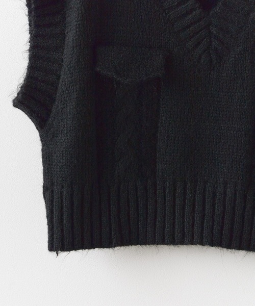 Chick(チック)の「V-neck Sleeveless Knit / Vネック ケーブル編みデザイン ショート丈ニットベスト(ベスト・レディース・ブラック/グレー/ブラウン/ホワイト・FREE)」の5枚目の写真