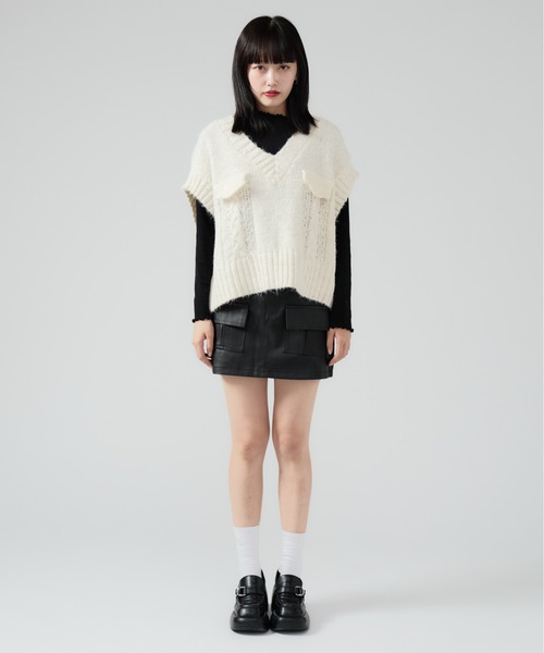Chick(チック)の「V-neck Sleeveless Knit / Vネック ケーブル編みデザイン ショート丈ニットベスト(ベスト・レディース・ブラック/グレー/ブラウン/ホワイト・FREE)」の10枚目の写真