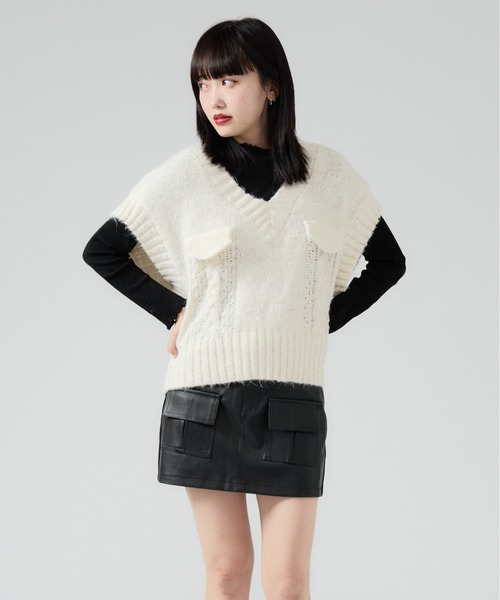 Chick(チック)の「V-neck Sleeveless Knit / Vネック ケーブル編みデザイン ショート丈ニットベスト(ベスト・レディース・ブラック/グレー/ブラウン/ホワイト・FREE)」の11枚目の写真