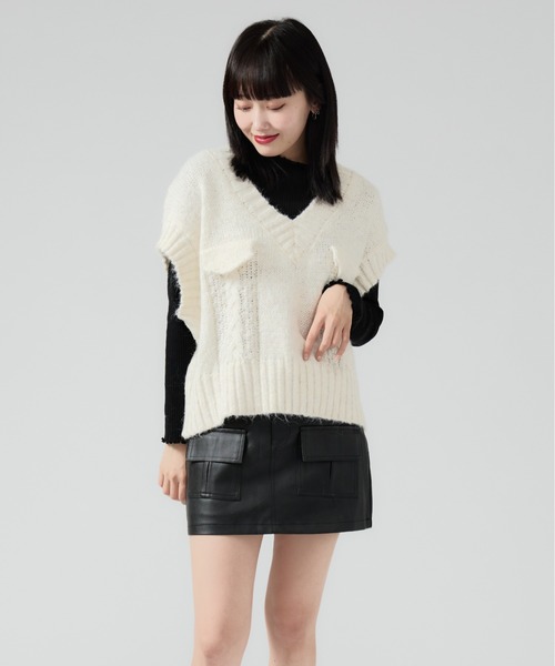 Chick(チック)の「V-neck Sleeveless Knit / Vネック ケーブル編みデザイン ショート丈ニットベスト(ベスト・レディース・ブラック/グレー/ブラウン/ホワイト・FREE)」の12枚目の写真