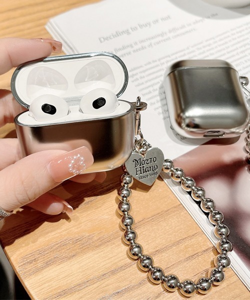 Fun & Daily(ファンアンドデイリー)の「Silver Strap Airpods Pro 2 Case / エアポッズプロ 第2世代(ヘッドフォン/イヤホン・レディース・シルバー・FREE)」の3枚目の写真