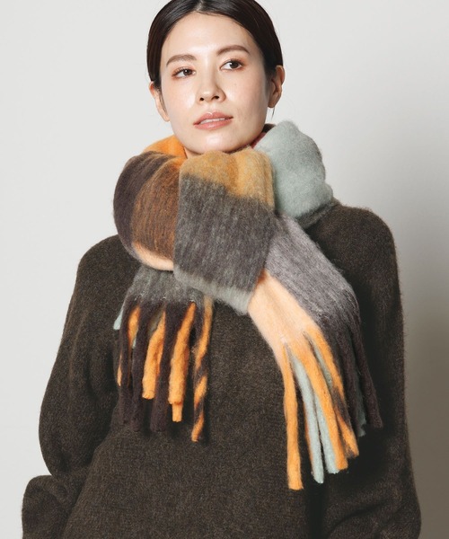 Elura(エルーラ)の「もちふわ小顔チェックストール/130490(ストール/ショール・レディース・イエロー/オレンジ・ONE SIZE)」の1枚目の写真