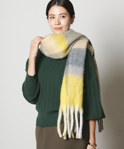 Elura(エルーラ)の「もちふわ小顔チェックストール/130490(ストール/ショール・レディース・イエロー/オレンジ・ONE SIZE)」の4枚目の写真