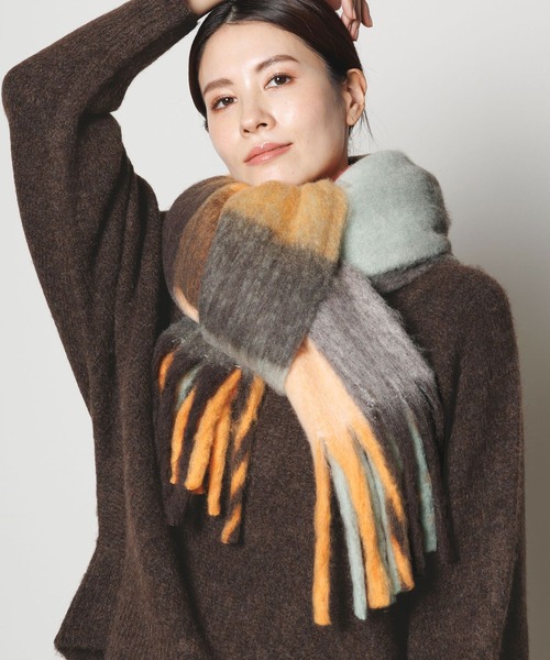 Elura(エルーラ)の「もちふわ小顔チェックストール/130490(ストール/ショール・レディース・イエロー/オレンジ・ONE SIZE)」の3枚目の写真