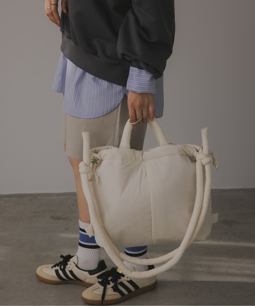 210nouve（トゥージュヌーブ）の「3way ソフト パデッド ショルダーバッグ（ショルダーバッグ・レディース・ブルー/アイボリー/ブラック/オレンジ・FREE）」の2枚目の写真