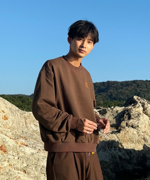 スタッズロゴスウェット／3連ロゴデザイン × ショート丈シルエット