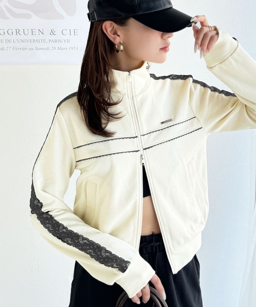 mily bilet（ミウィビレット）の「【mily bilet】スポーティー＆ガーリーを両立！プレート付きサイドレースラインダブルジップトラックジャケット(ショート丈)（ブルゾン・レディース・ブラック/アイボリー/ブラウン・LARGE/MEDIUM/SMALL/X-LARGE）」の15枚目の写真