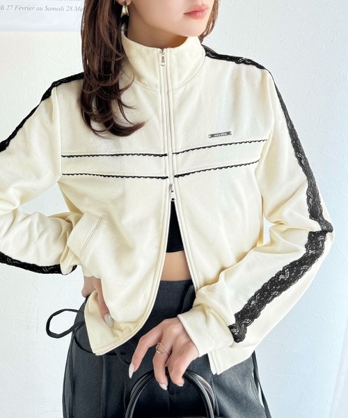 mily bilet（ミウィビレット）の「【mily bilet】スポーティー＆ガーリーを両立！プレート付きサイドレースラインダブルジップトラックジャケット(ショート丈)（ブルゾン・レディース・ブラック/アイボリー/ブラウン・LARGE/MEDIUM/SMALL/X-LARGE）」の6枚目の写真