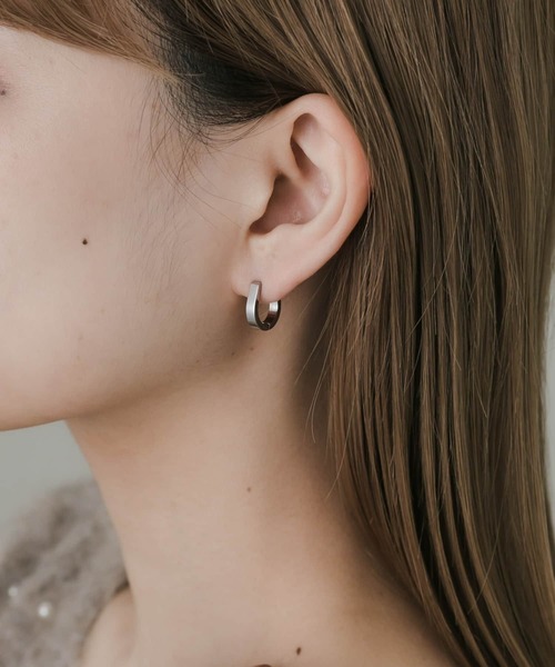 SMELLY(スメリー)の「ステンレスフープピアス(ピアス(両耳用)・レディース・ゴールド/シルバー・-)」の2枚目の写真