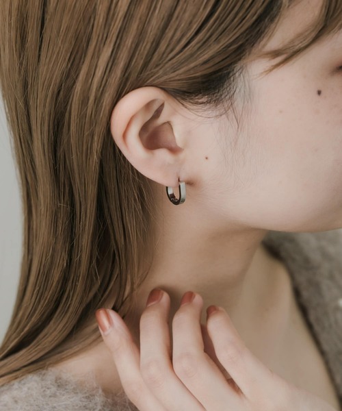 SMELLY(スメリー)の「ステンレスフープピアス(ピアス(両耳用)・レディース・ゴールド/シルバー・-)」の4枚目の写真