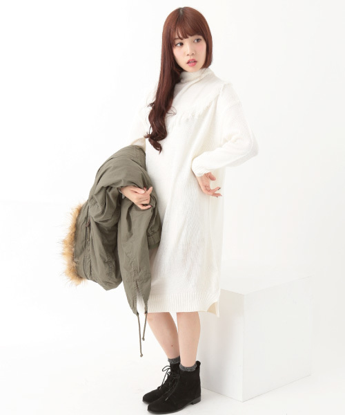 earth music&ecology(アースミュージックアンドエコロジー)の「フリンジニットワンピース(ワンピース・レディース・キャメル/アイボリー/ブラック/カーキ・FREE)」の2枚目の写真