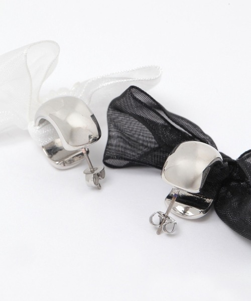 LAKOLE（ラコレ）の「チュールリボン×メタルピアス / 283104（ピアス（両耳用）・レディース・ホワイト/ブラック・FREE）」の4枚目の写真