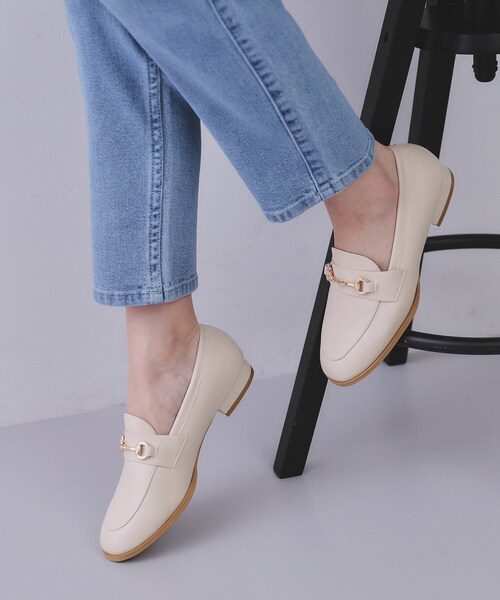 OPAQUE.CLIP（オペークドットクリップ）の「【抗菌防臭加工】ビット付きローファー（パンプス・レディース・ナチュラル/ブラック・01/02/03）」の3枚目の写真