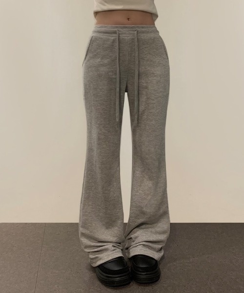 anyonemore（エニワンモア）の「[A/M]スリムフィットブーツカットトレーニングパンツ（スウェットパンツ・レディース・グレー/ブラック・LONG/SHORT）」の2枚目の写真