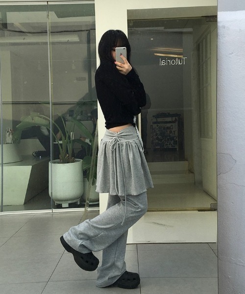 anyonemore（エニワンモア）の「[A/M]スリムフィットブーツカットトレーニングパンツ（スウェットパンツ・レディース・グレー/ブラック・LONG/SHORT）」の17枚目の写真