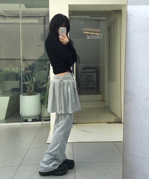 anyonemore（エニワンモア）の「[A/M]スリムフィットブーツカットトレーニングパンツ（スウェットパンツ・レディース・グレー/ブラック・LONG/SHORT）」の16枚目の写真