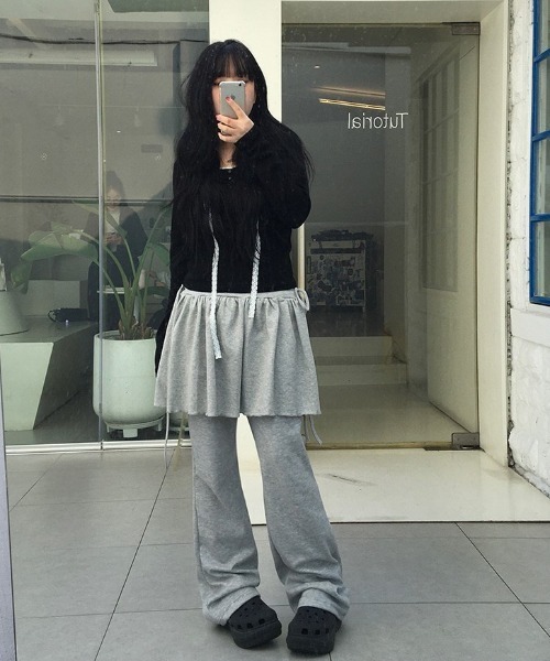 anyonemore（エニワンモア）の「[A/M]スリムフィットブーツカットトレーニングパンツ（スウェットパンツ・レディース・グレー/ブラック・LONG/SHORT）」の15枚目の写真