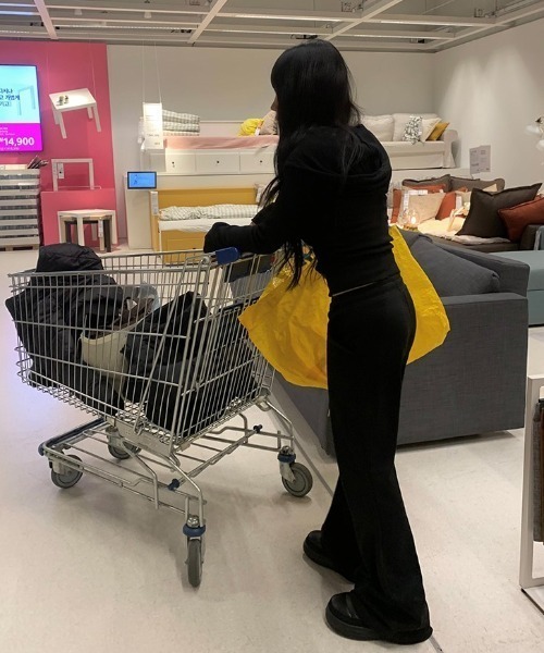 anyonemore（エニワンモア）の「[A/M]スリムフィットブーツカットトレーニングパンツ（スウェットパンツ・レディース・グレー/ブラック・LONG/SHORT）」の4枚目の写真