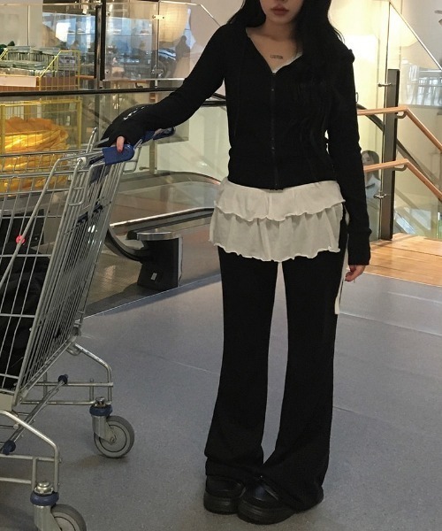 anyonemore（エニワンモア）の「[A/M]スリムフィットブーツカットトレーニングパンツ（スウェットパンツ・レディース・グレー/ブラック・LONG/SHORT）」の12枚目の写真