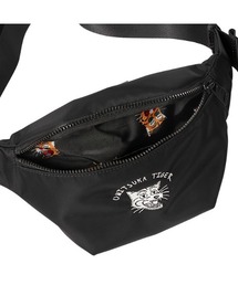 Omoinotake ウエストポーチ WAIST POUCH。 シンプルで洗練されたフォルムが特徴の、ウエスト
