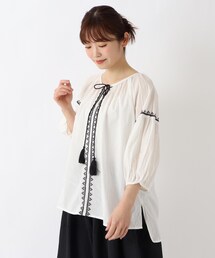 刺繍入り 衿ぐりギャザーブラウス