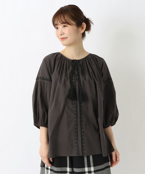 one'sterrace(ワンズテラス)の「刺繍入り 衿ぐりギャザーブラウス(シャツ/ブラウス・レディース・グレー系その他7/アイボリー系8/ブラック系8・02)」の2枚目の写真