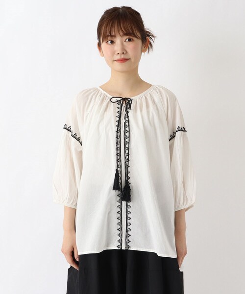 one'sterrace(ワンズテラス)の「刺繍入り 衿ぐりギャザーブラウス(シャツ/ブラウス・レディース・グレー系その他7/アイボリー系8/ブラック系8・02)」の4枚目の写真