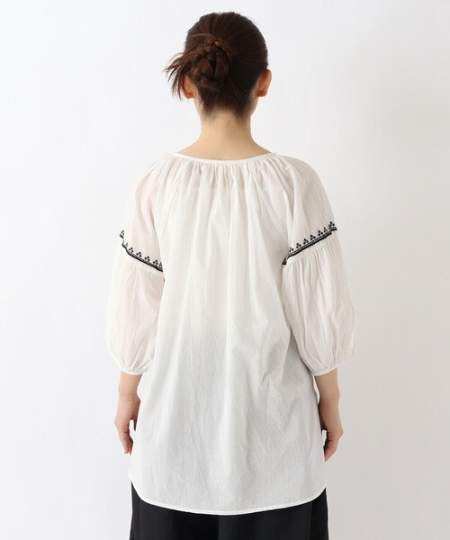 one'sterrace(ワンズテラス)の「刺繍入り 衿ぐりギャザーブラウス(シャツ/ブラウス・レディース・グレー系その他7/アイボリー系8/ブラック系8・02)」の6枚目の写真