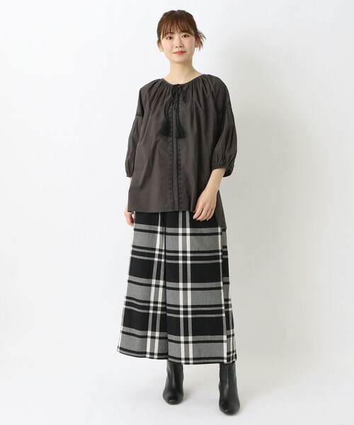 one'sterrace(ワンズテラス)の「刺繍入り 衿ぐりギャザーブラウス(シャツ/ブラウス・レディース・グレー系その他7/アイボリー系8/ブラック系8・02)」の12枚目の写真