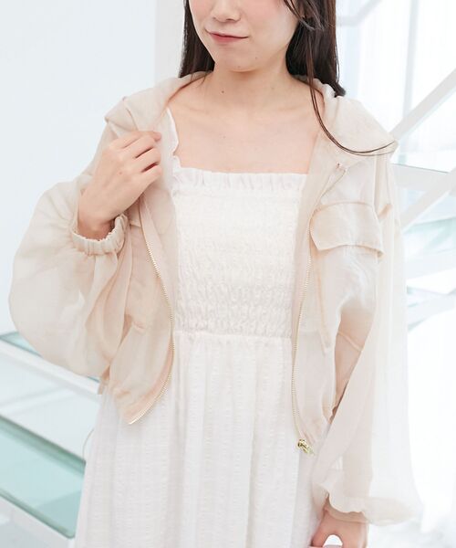 MAJESTIC LEGON(マジェスティックレゴン)の「【冷房対策にも♪さっと羽織れる】シアーフードブルゾン(シャツ/ブラウス・レディース・アイボリー/ピンクベージュ/グレー/ブラック・MEDIUM)」の4枚目の写真