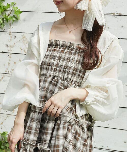 MAJESTIC LEGON(マジェスティックレゴン)の「【冷房対策にも♪さっと羽織れる】シアーフードブルゾン(シャツ/ブラウス・レディース・アイボリー/ピンクベージュ/グレー/ブラック・MEDIUM)」の2枚目の写真