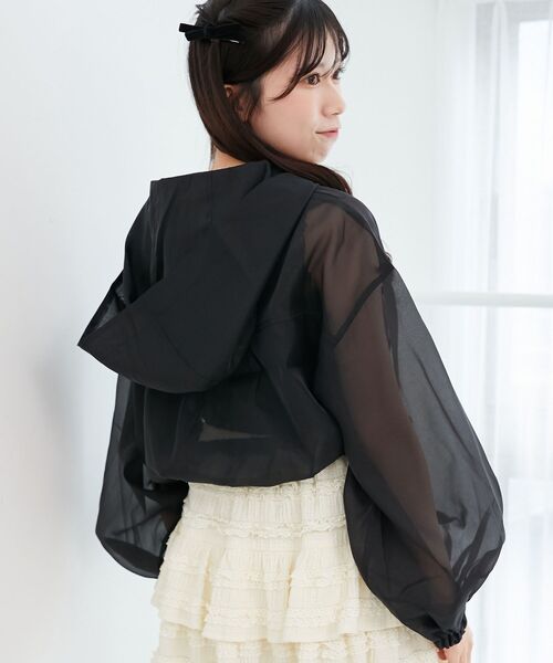 MAJESTIC LEGON(マジェスティックレゴン)の「【冷房対策にも♪さっと羽織れる】シアーフードブルゾン(シャツ/ブラウス・レディース・アイボリー/ピンクベージュ/グレー/ブラック・MEDIUM)」の3枚目の写真