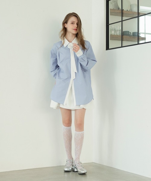 Ambre Neige(アンブルネージュ)の「rose motif bowtie shirt / バラモチーフボウタイシャツ(シャツ/ブラウス・レディース・ライトブルー/ネイビー・FREE)」の3枚目の写真