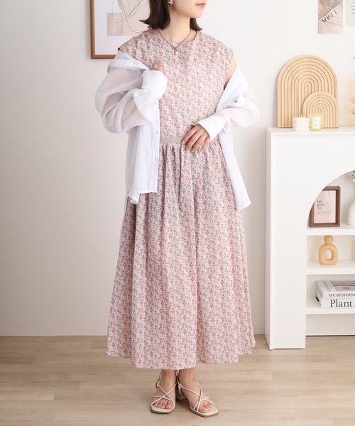 Anna Nicola(アンナニコラ)の「Anna Nicola 綿ローン フラワープリントノースリーブワンピース(ワンピース・レディース・ブラック/ピンク/ネイビー・38)」の1枚目の写真