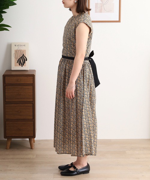 Anna Nicola(アンナニコラ)の「Anna Nicola 綿ローン フラワープリントノースリーブワンピース(ワンピース・レディース・ブラック/ピンク/ネイビー・38)」の5枚目の写真