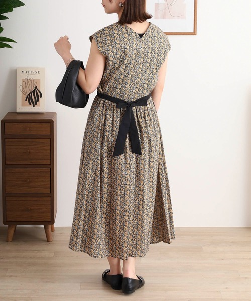 Anna Nicola(アンナニコラ)の「Anna Nicola 綿ローン フラワープリントノースリーブワンピース(ワンピース・レディース・ブラック/ピンク/ネイビー・38)」の16枚目の写真