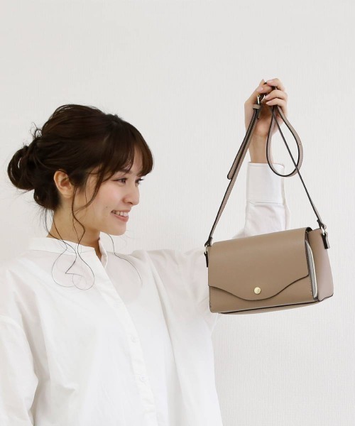 Legato Largo(レガートラルゴ)の「Legato Largo レガートラルゴ 軽量ボンディング お財布ショルダー LG-P0113(ショルダーバッグ・レディース・キャメル/ライトグレー/イエロー/ブラック/グレイッシュベージュ/アイボリー/オリーブ・FREE)」の9枚目の写真