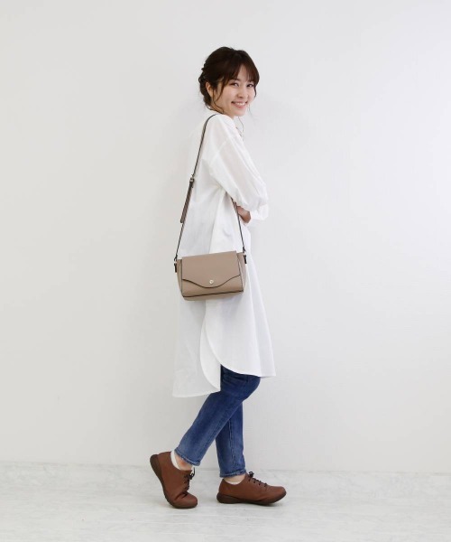 Legato Largo(レガートラルゴ)の「Legato Largo レガートラルゴ 軽量ボンディング お財布ショルダー LG-P0113(ショルダーバッグ・レディース・キャメル/ライトグレー/イエロー/ブラック/グレイッシュベージュ/アイボリー/オリーブ・FREE)」の11枚目の写真