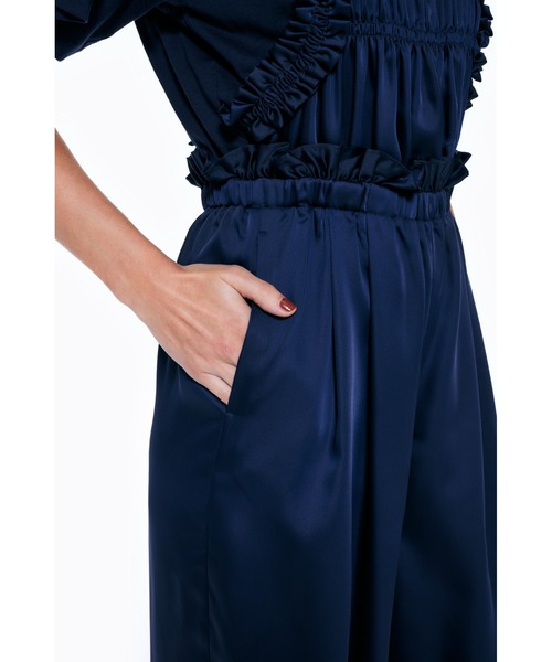 ENFOLD(エンフォルド)の「セミマットサテン シャーリングオールインワン(つなぎ/オールインワン・レディース・アイボリー/ダークネイビー・38/36)」の11枚目の写真