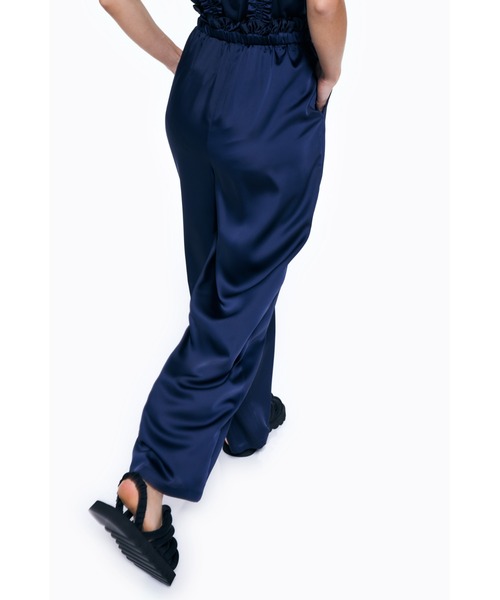 ENFOLD(エンフォルド)の「セミマットサテン シャーリングオールインワン(つなぎ/オールインワン・レディース・アイボリー/ダークネイビー・38/36)」の10枚目の写真